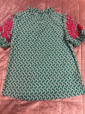 BellanBlue Green Geometric Short-Sleeve Top with Pink Embroidery Sleeves Small